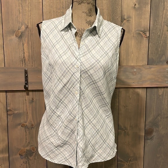GAP Tops - Gap white and blue sleeveless collared button up linen top size medium